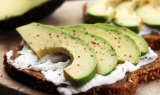 Mehrkornbrot mit Frischkäse und Avocado