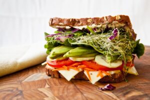 Vollkornbrot mit Käse und Gemüse