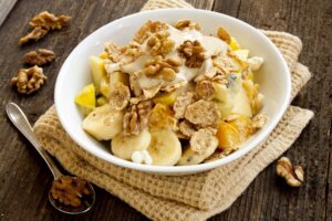 Vollkorncornflakes mit Obst und Walnüssen