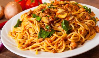 Vollkornspaghetti mit Soja-Hack und Champignons