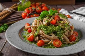 Vollkornspaghetti mit Walnusspesto und Kirschtomaten