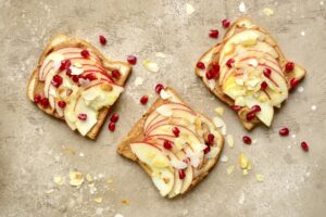 Vollkorntoast mit Erdnussmus, Apfel und Mandeln