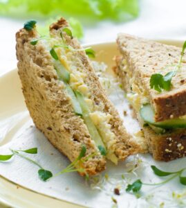 Vollkorntoast mit veganer Creme und Gurke