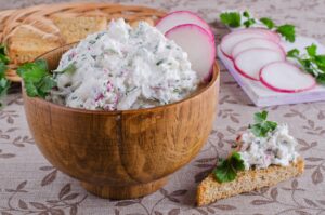 Vollkorntoast mit Hüttenkäse und Radieschen