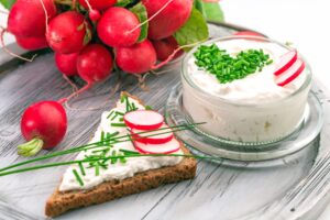 Radieschen-Schafskäsequark mit Eiweißbrot