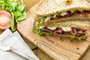 Körnerbrot mit Roastbeef und Tomaten