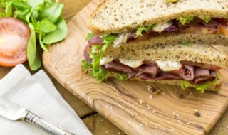 Körnerbrot mit Roastbeef und Tomaten