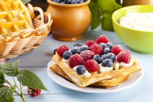 Waffel mit Banane, Haferflocken, Joghurt, Quark und Beeren