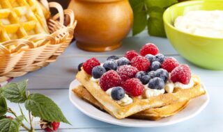 Waffel mit Banane, Haferflocken, Joghurt, Quark und Beeren