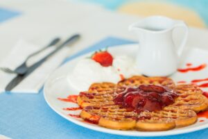 Waffel mit Banane und Himbeersauce