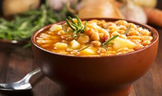 Weiße Bohnensuppe mit Kartoffeln, Pastinaken und Rosmarin