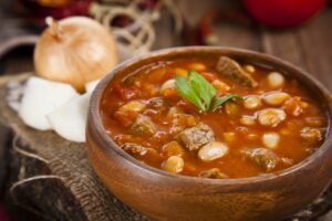 Weiße Bohnensuppe mit Tomaten und Rindfleisch