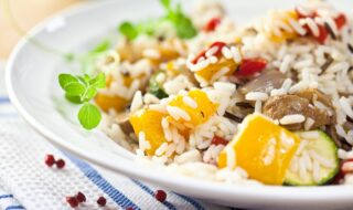 Wildreis mit Zucchini, Paprika, Zwiebeln und Champignons