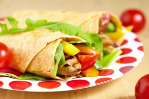 Wrap mit Hähnchenstreifen, Paprika, Tomaten und Currysauce