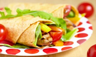 Wrap mit Hähnchenstreifen, Paprika, Tomaten und Currysauce