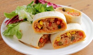 Wrap mit Thunfisch, Paprika, Kapern und Mais