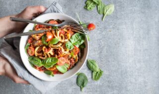 Fenchel-Zoodles mit Huhn und Tomatensauce