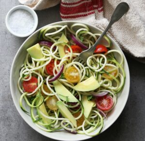 Zoodles mit Kirschtomaten und Avocado