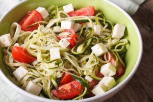 Nudeln und Zoodles mit Kirschtomaten und Feta