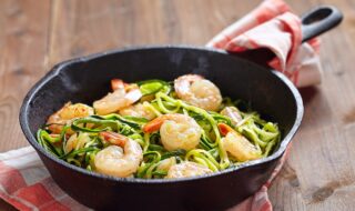 Zoodles mit Riesengarnelen und Tomaten