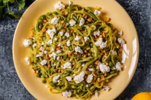 Zoodles mit veganem Feta, Pinienkernen und Erbsen