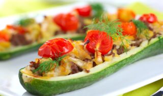 Zucchini gefüllt mit Soja-Hackfleisch und Tomaten