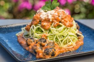 Zoodles mit Auberginen-Tomaten-Sauce