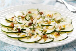 Zucchinicarpaccio mit Feta, Brot und Dip