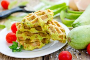 Herzhafte Zucchiniwaffeln mit Kirschtomaten