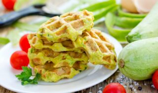 Herzhafte Zucchiniwaffeln mit Kirschtomaten