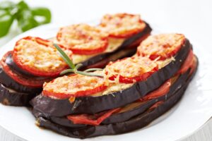 Aubergine gebacken mit Mandelmuskruste, Tomate und Basilikum