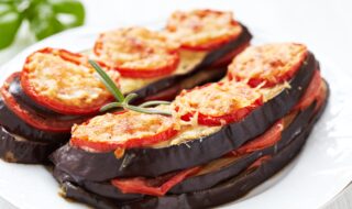 Aubergine gebacken mit Mandelmuskruste, Tomate und Basilikum