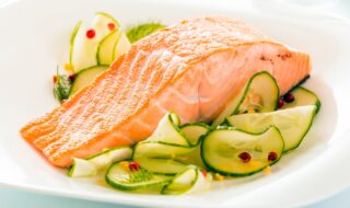 Lachs mit Gurkensalat