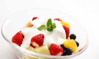 Obstsalat mit Erdbeeren, Orange, Blaubeeren und Sojaquark